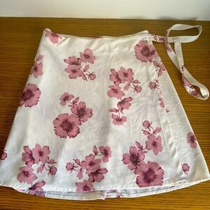 Brandy Melville Wrap Around mini skirt, one Size, cream with pink flowers